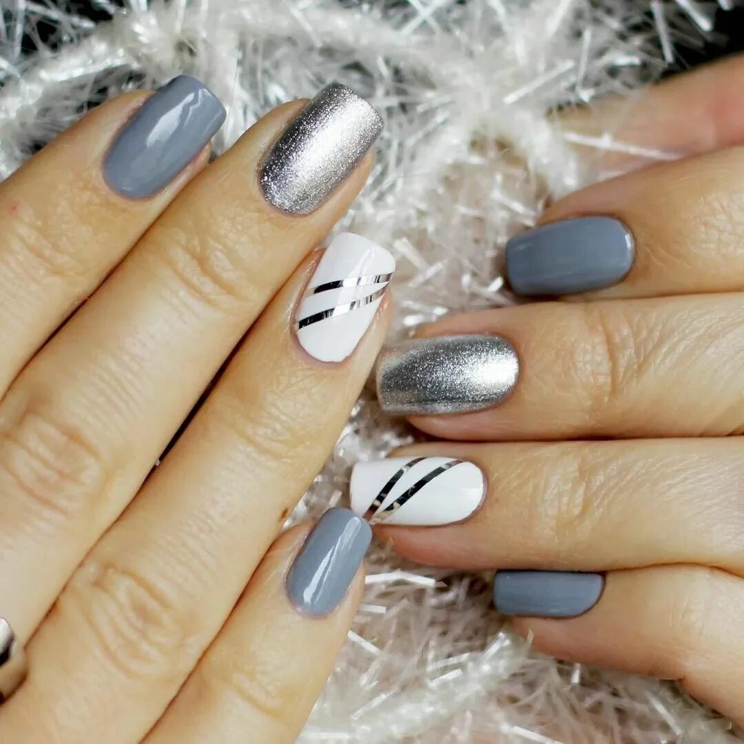 дизайн ногтей новинки. серый новогодний маникюр на короткие. ногти со снежинками в серых тонах. маникюр с мишками на короткие ногти. серый новогодний маникюр.