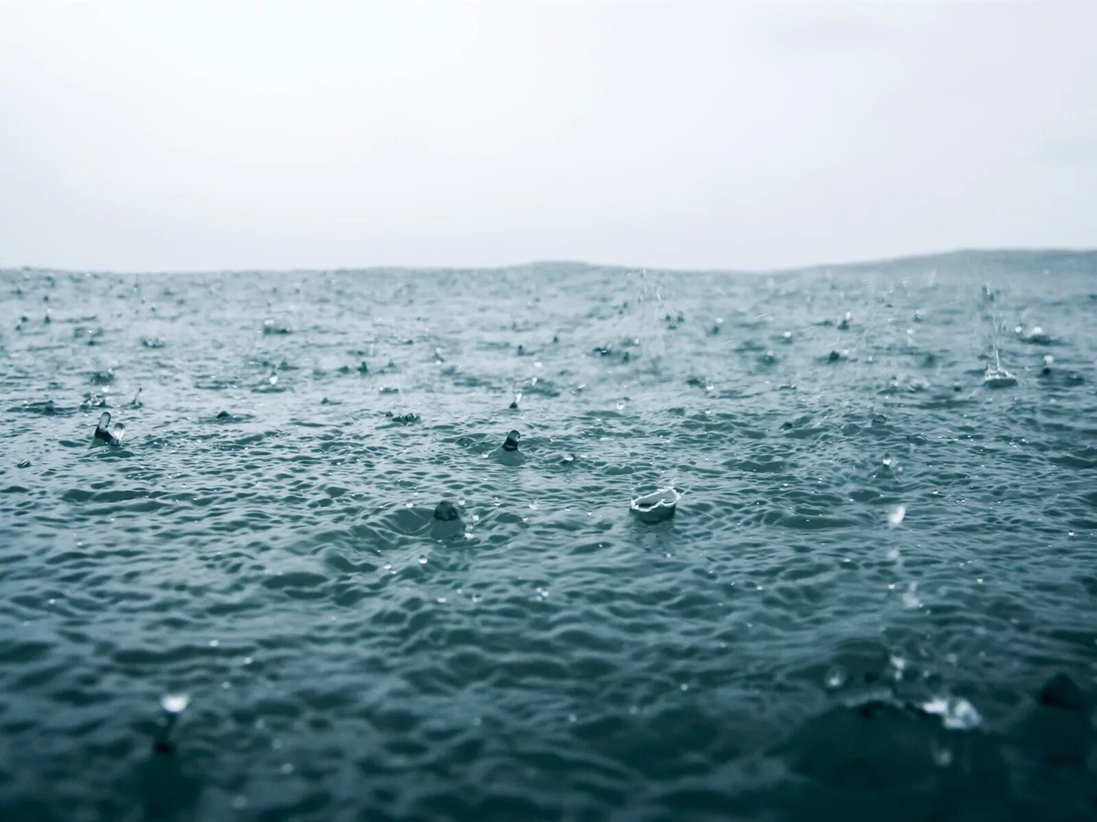 Вода в море прогревается. Дождь на море. дождь в океане. осадки над океаном. ливень на море.