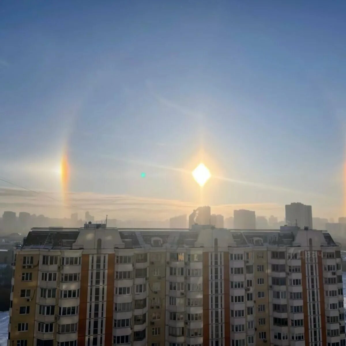 3 солнца севере. Гало радуга вокруг солнца. атмосферное явление - солнечное гало. солнечное гало предзнаменование. эффект гало 2 солнца.