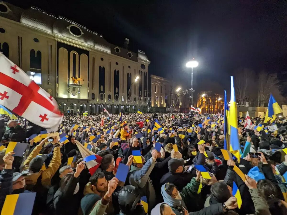 Ситуация в тбилиси сегодня. Украинские флаги в Тбилиси. Протесты в Грузии 2023. Митинги в Европе.