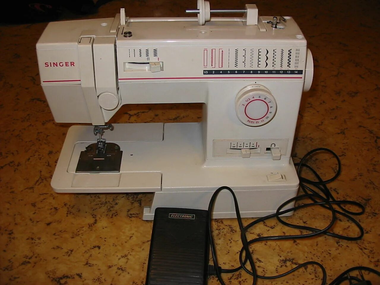 Швейная машина зингер "singer" 9015. Машинка швейная зингер электрическая 7422. Швейная машина электрическая с педалью. Швейная машина электрическая с педалью. Швейная машинка чайка 132м.