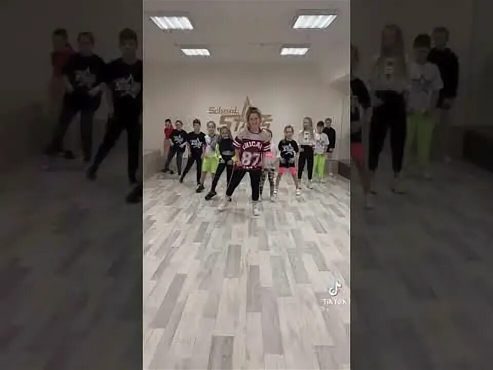 Шафл воронеж. Детский шафл танцы. Девушки шаффл. Дети танцуют шафл. Шаффл танцы дети.