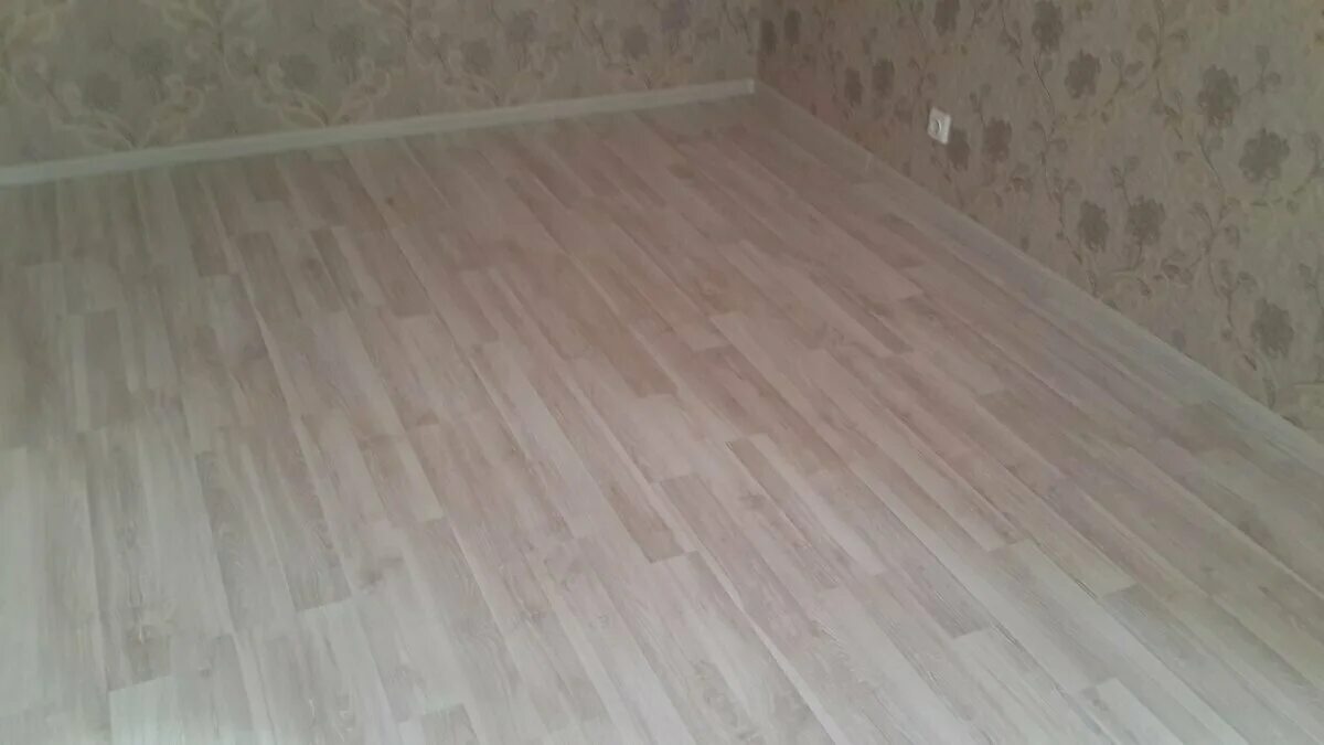 Линолеум таркетт фаворит тобаго 2. Линолеум синтерос loft rene 1. Линолеум ivc woodlike cousteau w06. Линолеум в зал светлый. Линолеум в комнату фото.