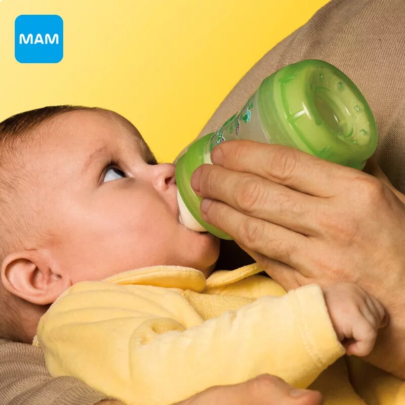 Бутылочки для кормления грудного ребенка. Кормление ребенка из бутылочки. Малыш с бутылочкой. Положение для кормления новорожденного из бутылочки. Не берет бутылочку что делать