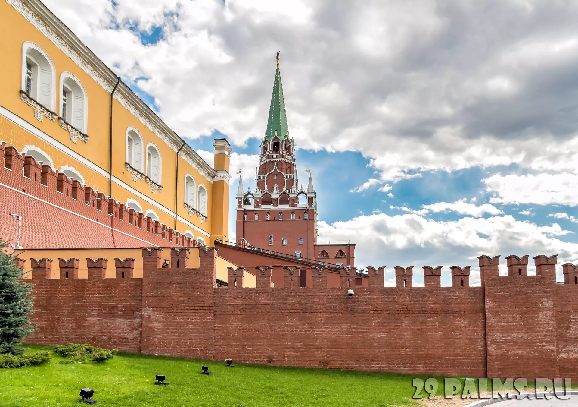 Кремль из какого камня. Краснокирпичный Московский Кремль. Московский Кремль из красного кирпича. Краснокирпичные стены Московского Кремля. Краснокаменный Кремль в Москве.