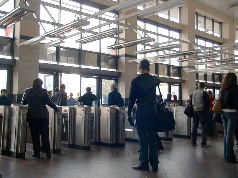 Забытые вещи в поезде ржд. Забытые вещи в метро. Потерянные вещи. Склад забытых вещей. Забытые вещи на вокзале.