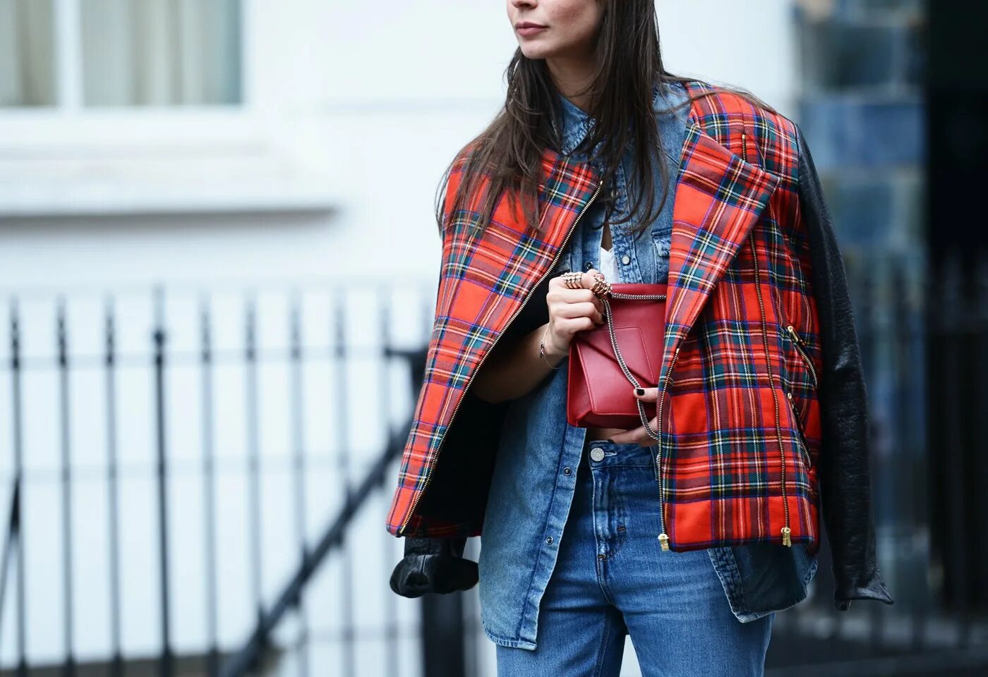 Образ в клетку. Стиль гранж оверсайз. Street Style рубашка в клетку. Трендовые куртки в клетку. Клетчатое пальто рубашка.