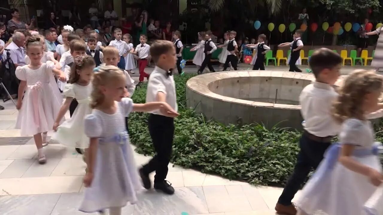 Танец вальс в саду на выпускной. Вальс на выпускной в детском саду. Дошкольный бал танец. Дети танцуют вальс в детском саду. Вальс тройками на выпускной в детском саду.