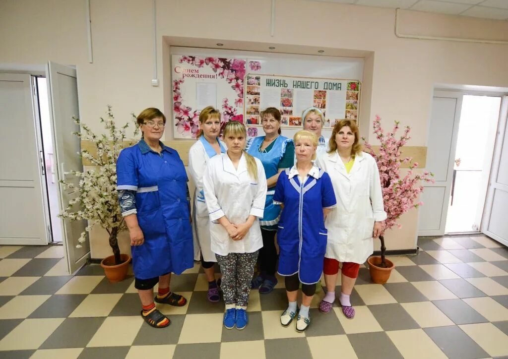 Отделение милосердия дди. Санитарка в доме престарелых. Детский психоневрологический интернат. Пни 10 пациенты. Бутурлиновский детский дом интернат санитарки и уборщицы.