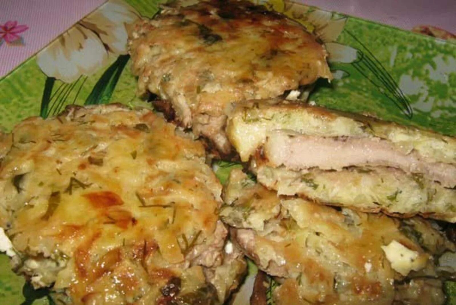 Картошка под шубой. Картошка под шубой в духовке. Курица под картофельной шубой. Отбивная под шубой в духовке. Свинина под картофельной шубой.