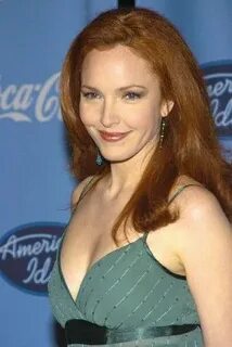 Egri chiziqli yosh onalarning katta kokrak fotosuratlari