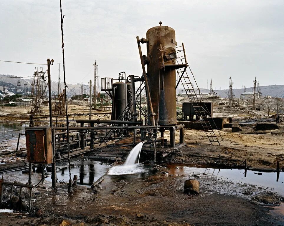 Окружающая среда нефть и газ. Нефтедобыча в Баку. Заброшенные месторождения нефти. Заброшенные нефтяные скважины. Экология и нефтедобыча.