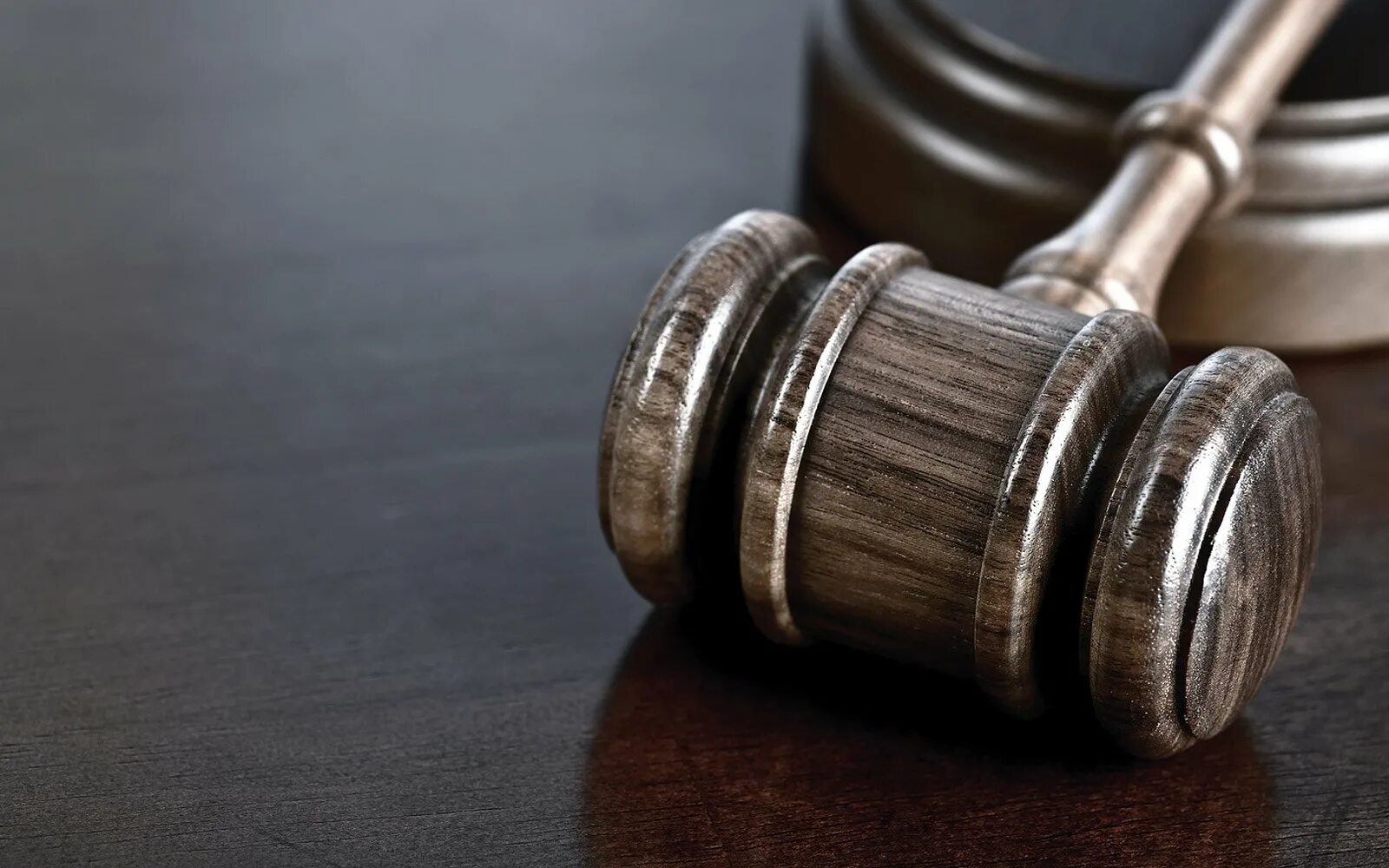 В судебном порядке на законных. Судья выносит приговор. Судебная защита. Налоговые споры. Права на судебную защиту.