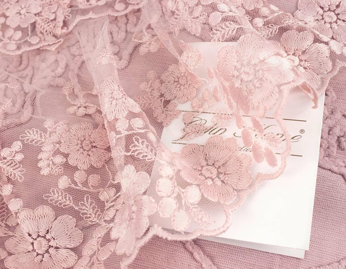 Красивое красное нижнее белье. Кружево магазин нижнего белья новосибирск. Кружева магазин нижнего белья г. Кружева магазин нижнего. Розовое кружево.