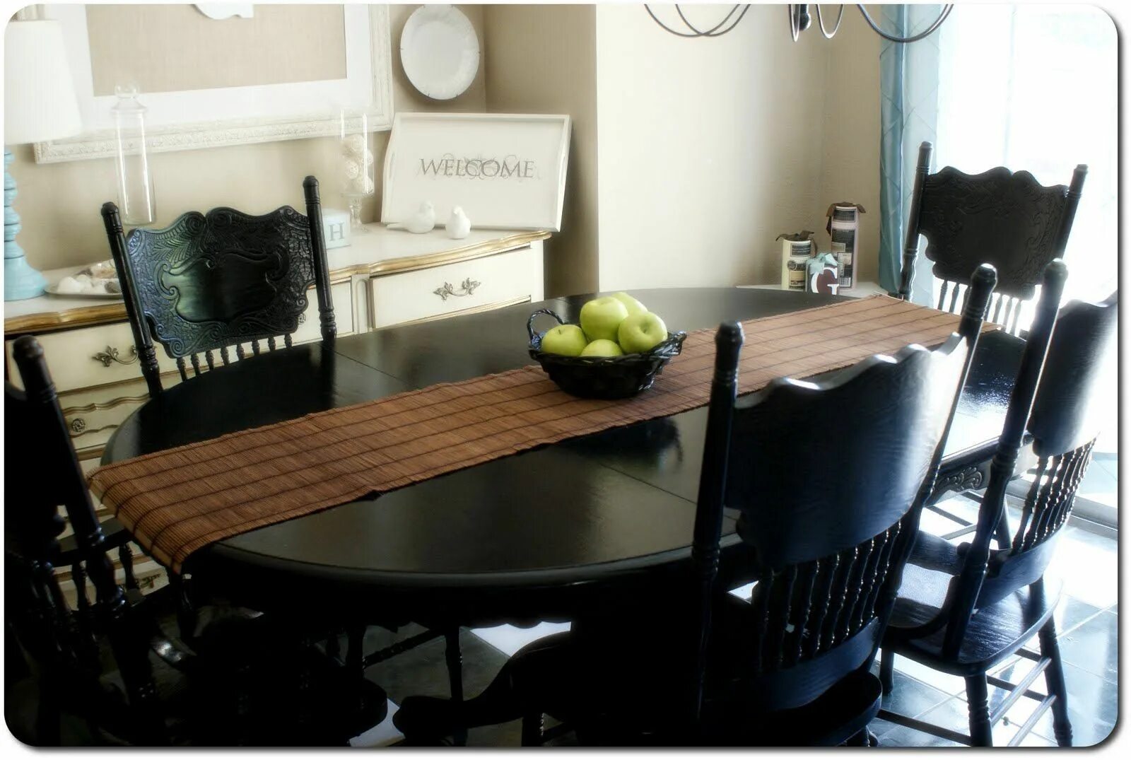 Черный стол на кухне. Черный стол со стульями в комнате. Перекраска стола в темно коричневый. Реставрация обеденного стола в черно серый цвет. Подкрасить черный стол икеа.