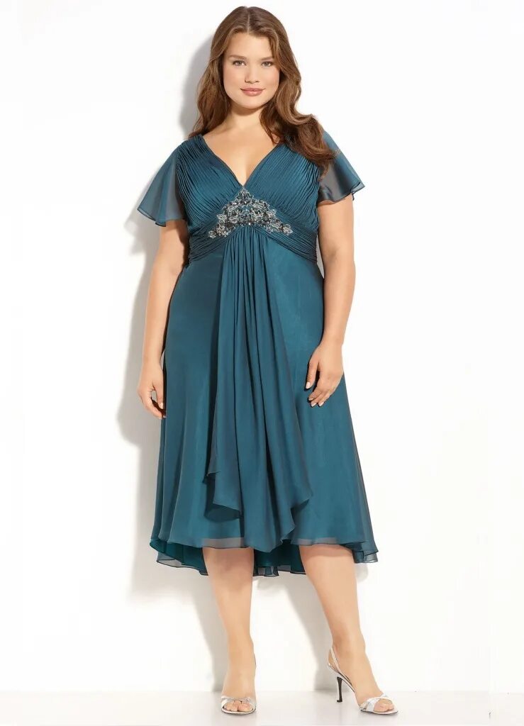 Платья для девушек с животом. Платье с завышенной талией для полных. Коктейльные платья для полных девушек. Платья для девушек с животом. Женщина в платье.