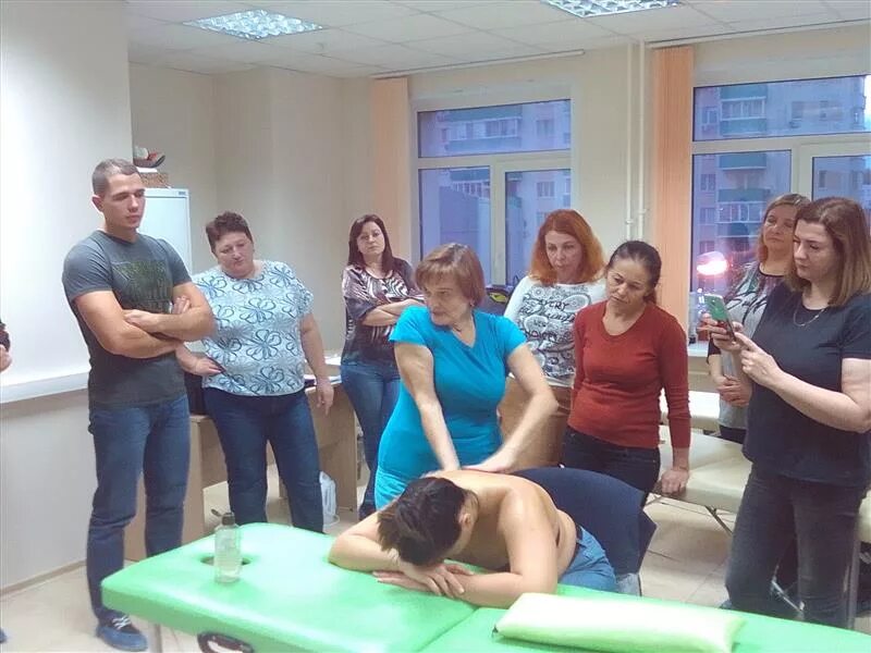 Книги с курсами по массажу. Школа массажа лица. Академия массажа. Курсы массажа в самаре обучение. Мастер класс по массажу.