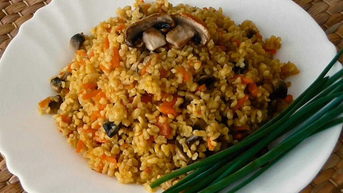 Булгур с курицей и луком. Булгур с курицей и овощами. Булугур фото. Булгур с курицей и луком. Булгур с морковью.