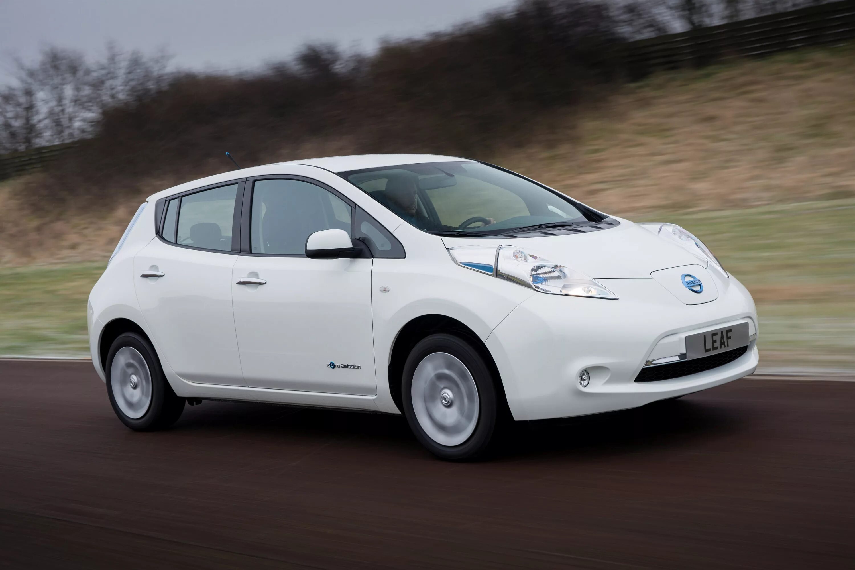 Ниссан электрокар. Nissan leaf электромобиль. nissan leaf 2016. nissan leaf 2013. ниссан лиф электромобиль 2013 года.