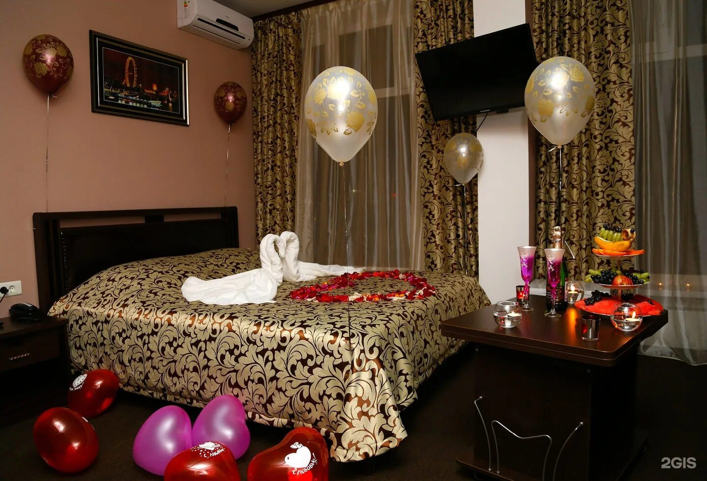 Новогодний отель. Гранд отель поляна новый год. Номера в отеле на новый год. Елка отель ритц париж. Новогодняя гостиница.