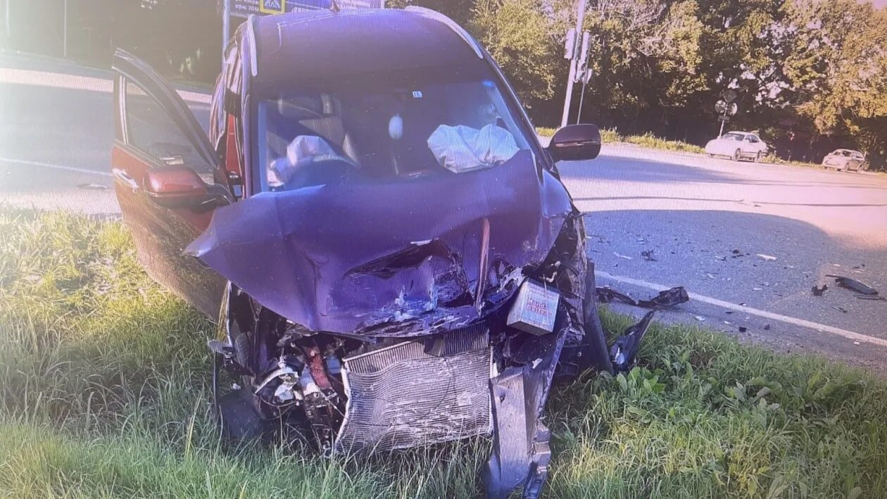 Авария в кирове вчера трасса вятка. Дтп 9 августа. Дтп в папино калужская область. Перевернутая машина. Авария деревня папино калужская область.