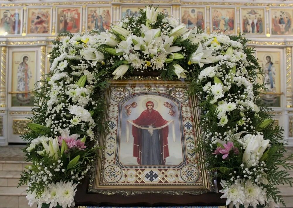 флористическое оформление мощей. покров пресвятой богородицы флористика. храмовая флористика на покров. икона на престольный праздник. храмовая флористика на покров пресвятой богородицы.