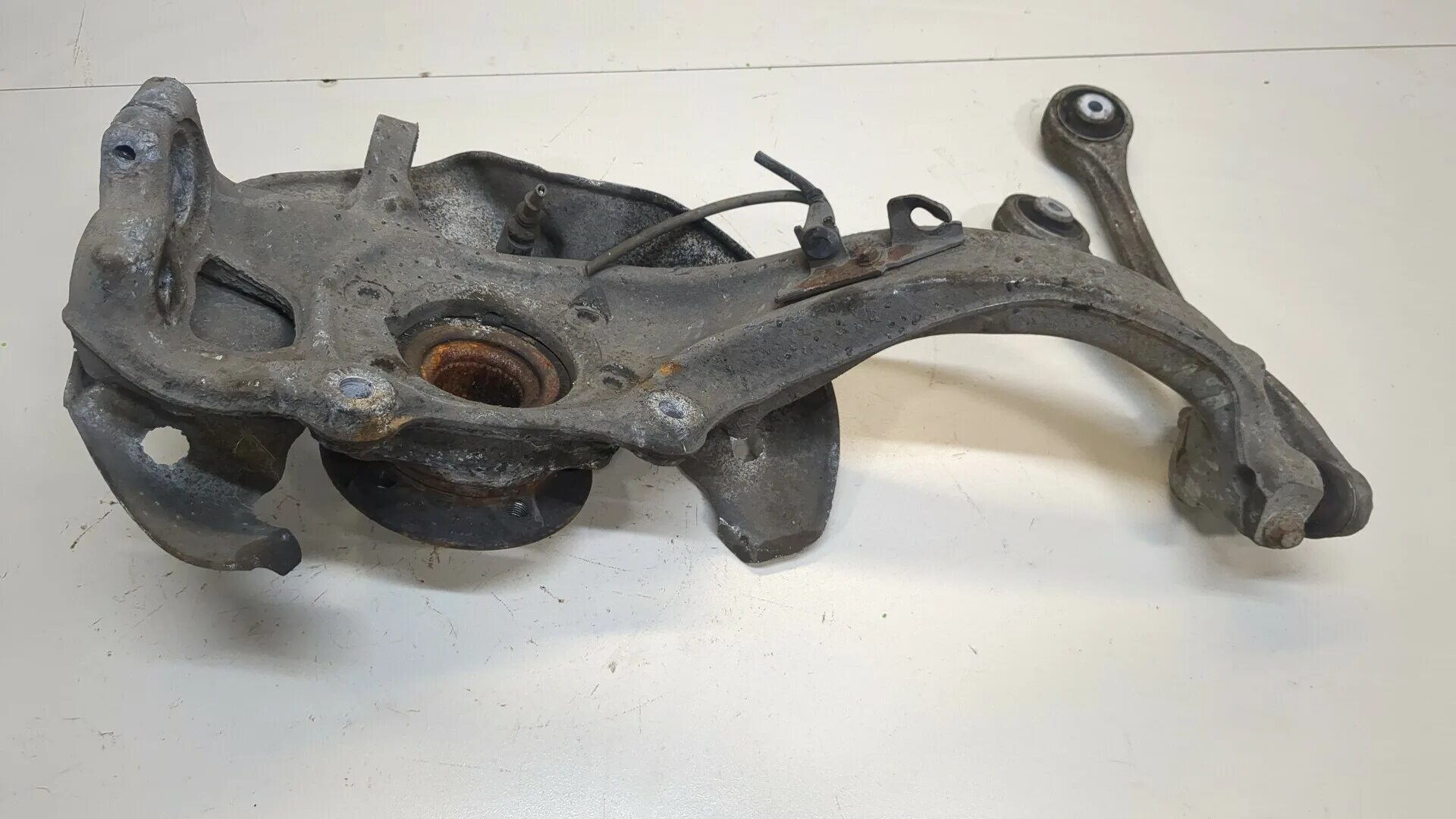 Цапфа ауди. Поворотный кулак vw passat b5. mercedes-benz a2103300325. поворотный кулак ауди а4 б5 1998. поворотный кулак в сборе passat b6.