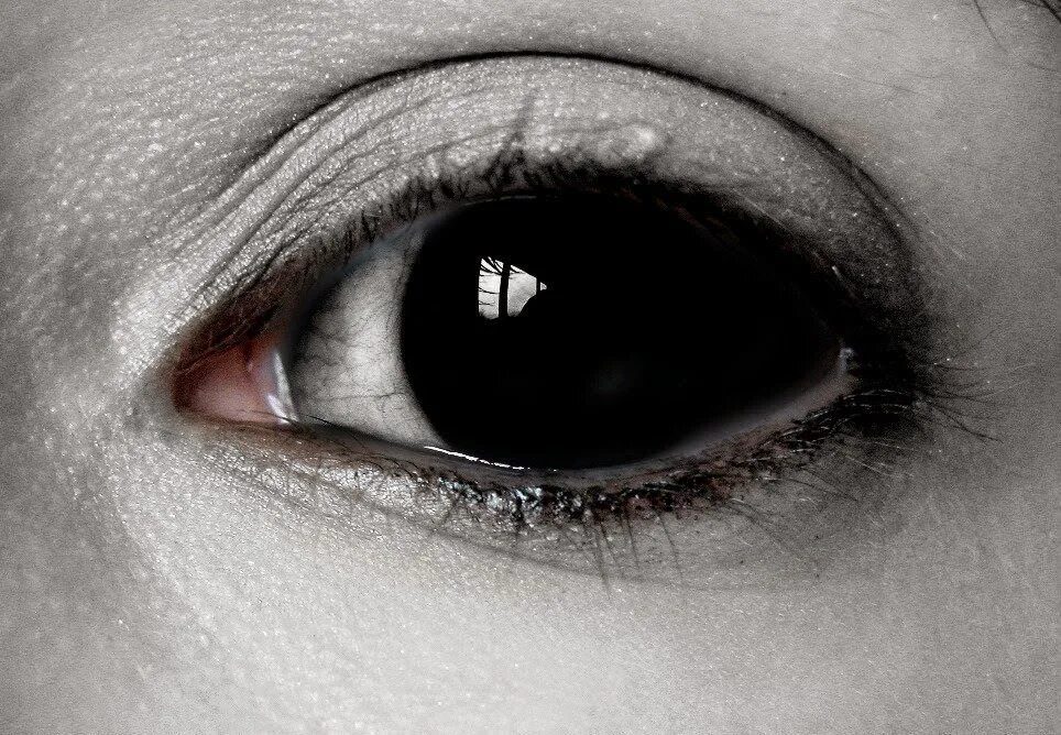 Линзы black sclera white. Черноглазые дети городская легенда. Глаза в темноте. Люби с чёрными глазами. Девочка с черными глазами.