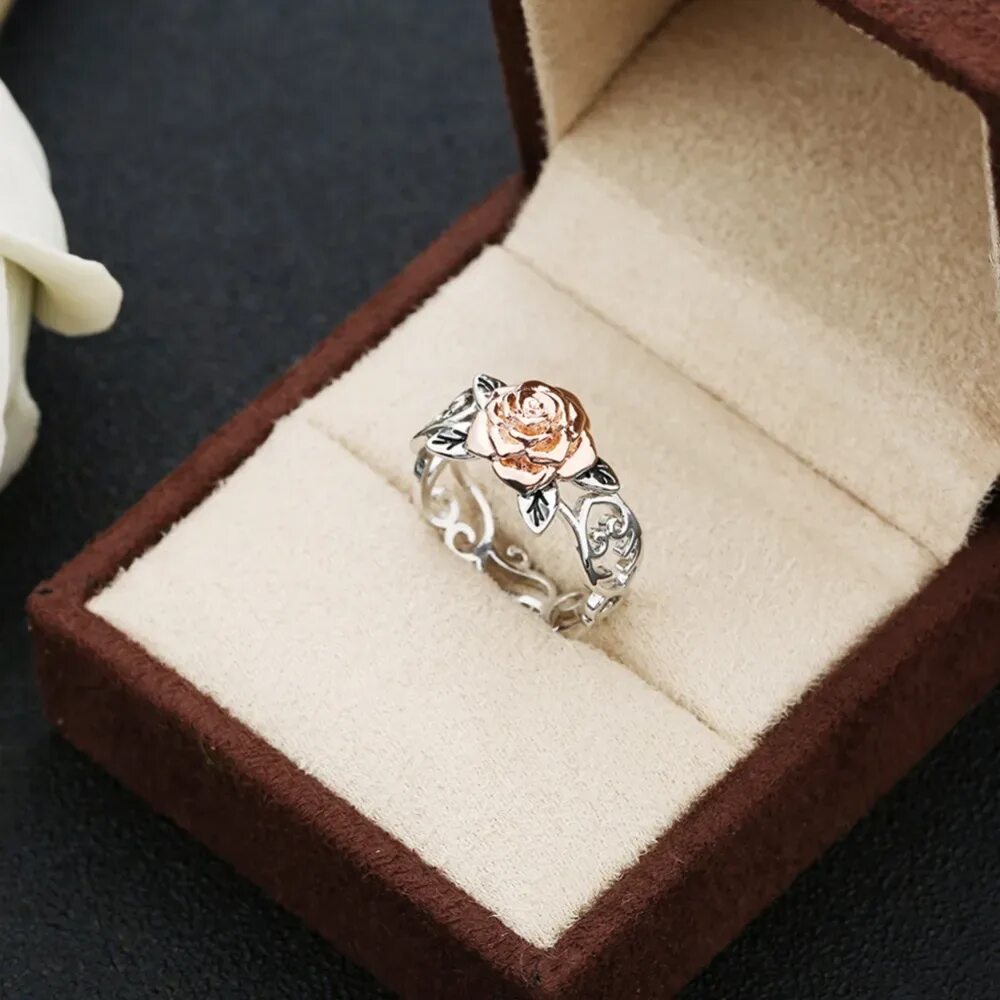 Свадебные кольца в коробочке. Помолвочное кольцо в коробочке. Помолвочное кольцо в коробочке. Золотое кольцо в коробке. Женское кольцо в коробочке.