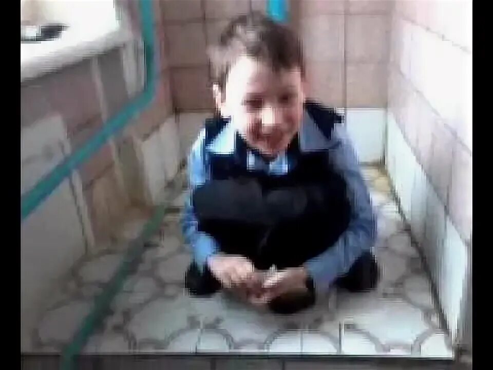 Девочка обкакалась в школе. Мальчик обкакался в школе.