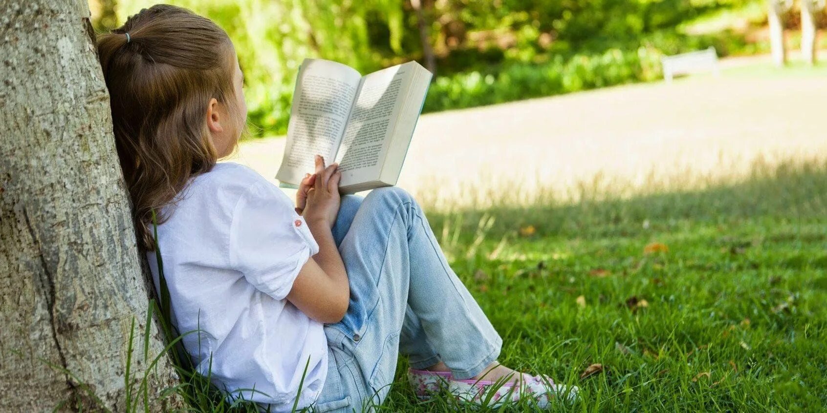 Места для чтения в парке. Девушка читает. Человек читает книгу. Прочитать на улице. Прочитать на улице.