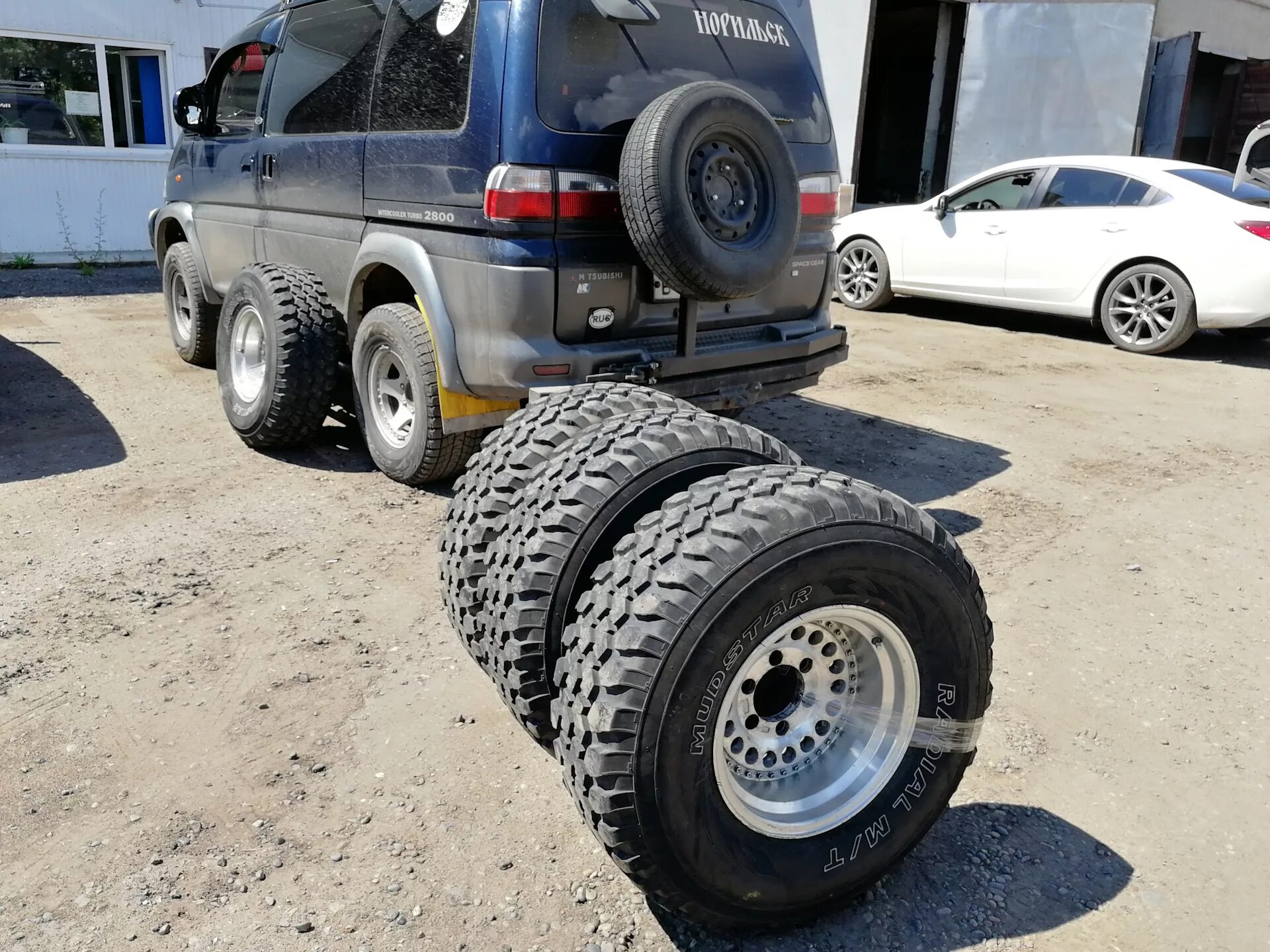 Мицубиси делика 33 колеса. Колесо mitsubishi delica. Mitsubishi l400 колёса. Резина 265 70 18 на митсубиси делику. Резина на делику р 15.