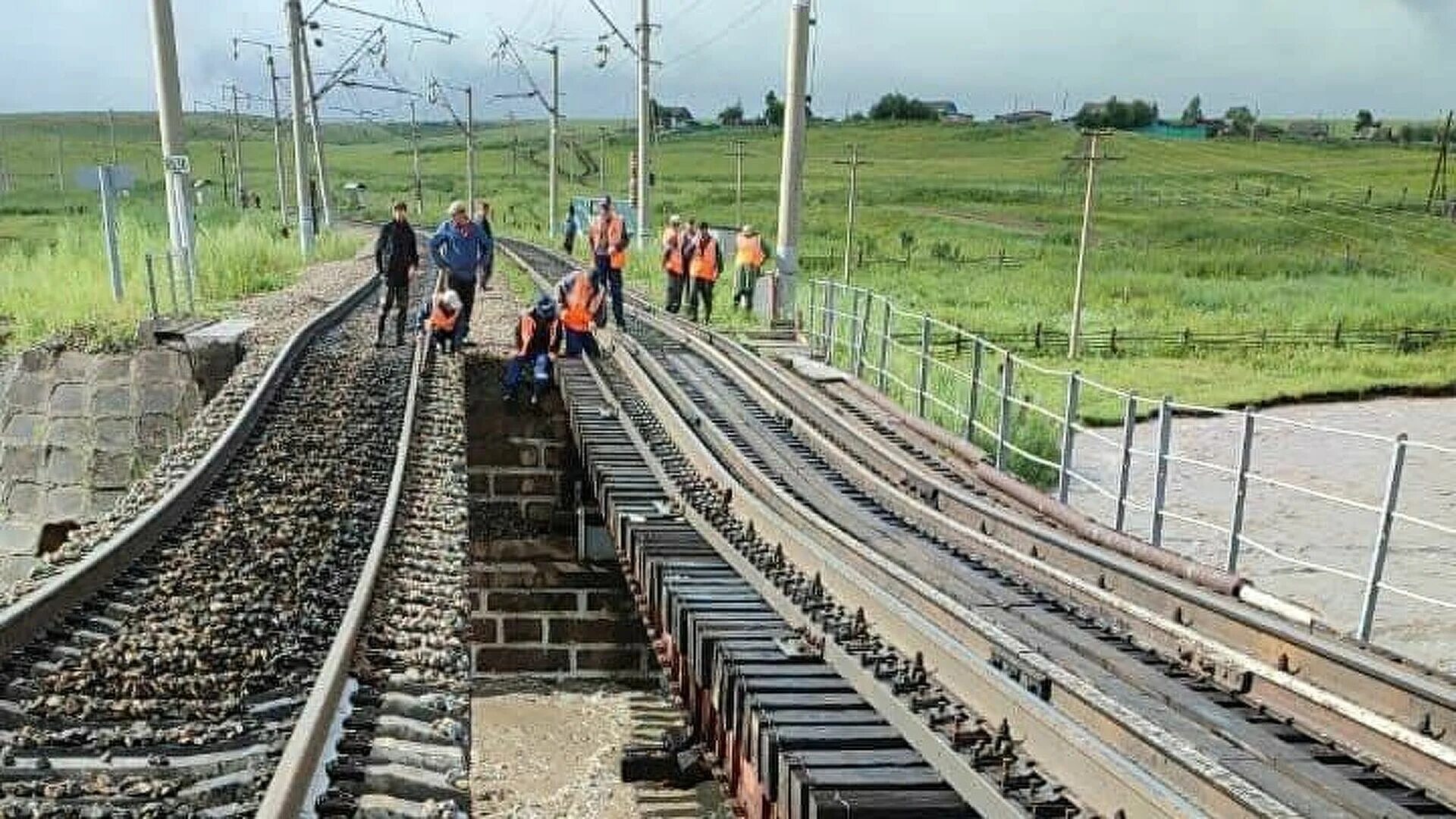 Железная дорога пересекает реку. Куэнга Укурей мост. Забайкальский край Транссиб. Железная дорога Транссиб. Транссибирская магистраль мост.