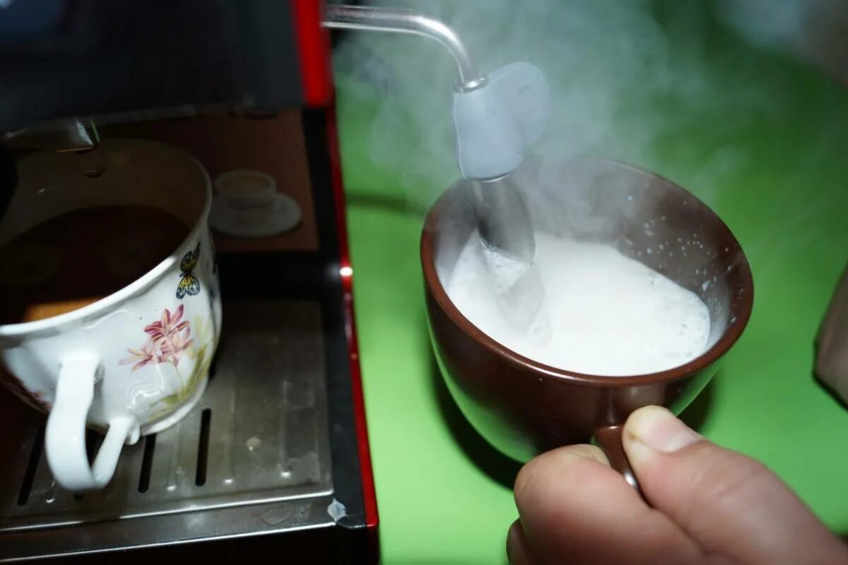 Капучинатор взбивает молоко. Вспениватель молока jura 72166. Philips hd8918/09. Капучинатор взбивает молоко. Насадка на кофемашину для капучино.