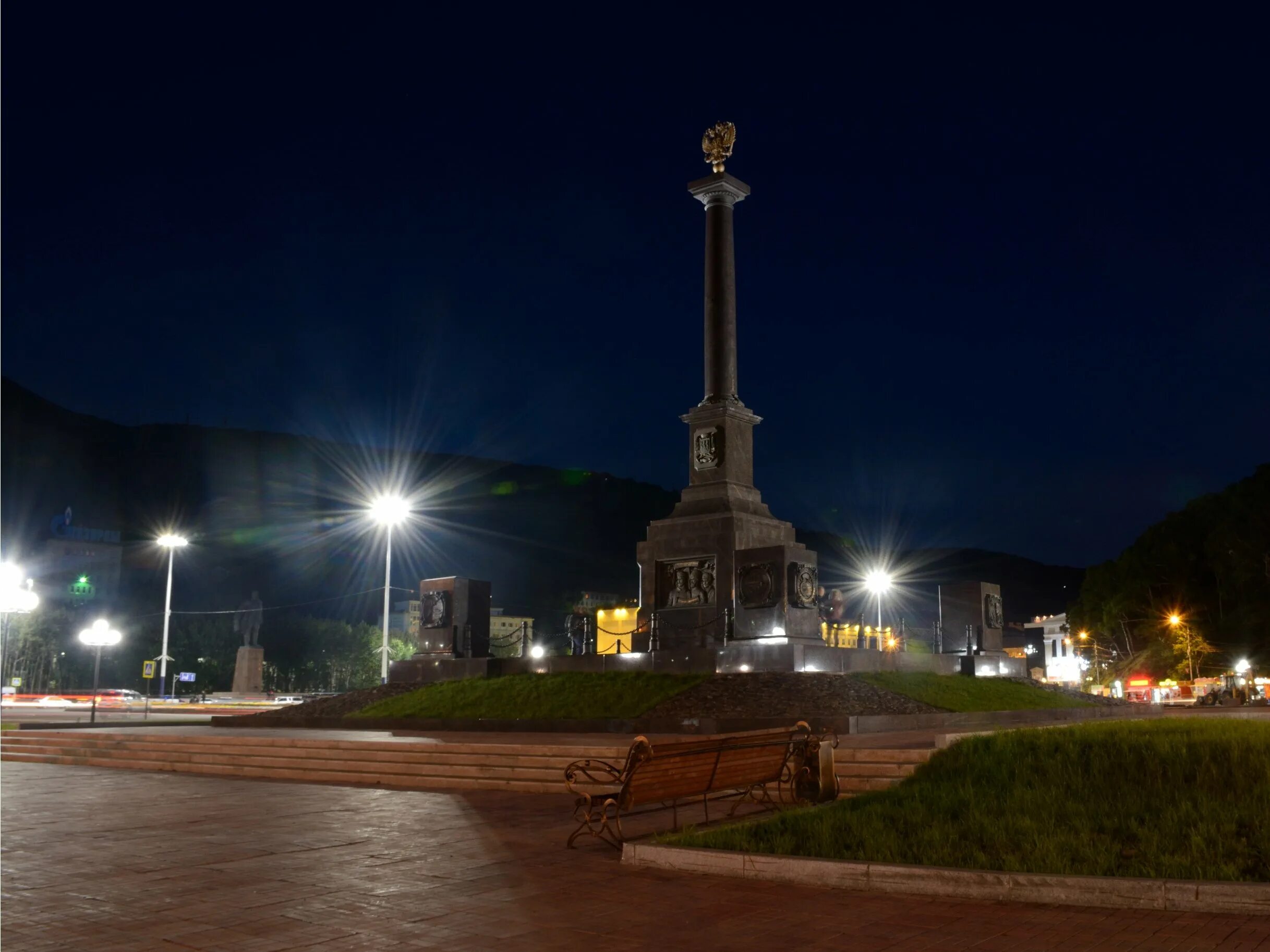 Петропавловск население. Ночной Петропавловск Камчатский. Ночной город Петропавловск Камчатский. Петропавловск-Камчатский Главная площадь. Петропавловск-Камчатский улицы.