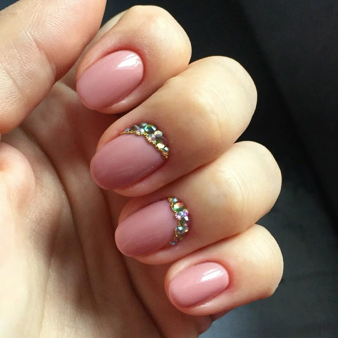 дизайн ногтей круглой формы яркие. маникюр на короткие ногти круглой формы. маникюр на круглую форму ногтей. французский маникюр на короткие ногти. красивые ногти овальной формы.