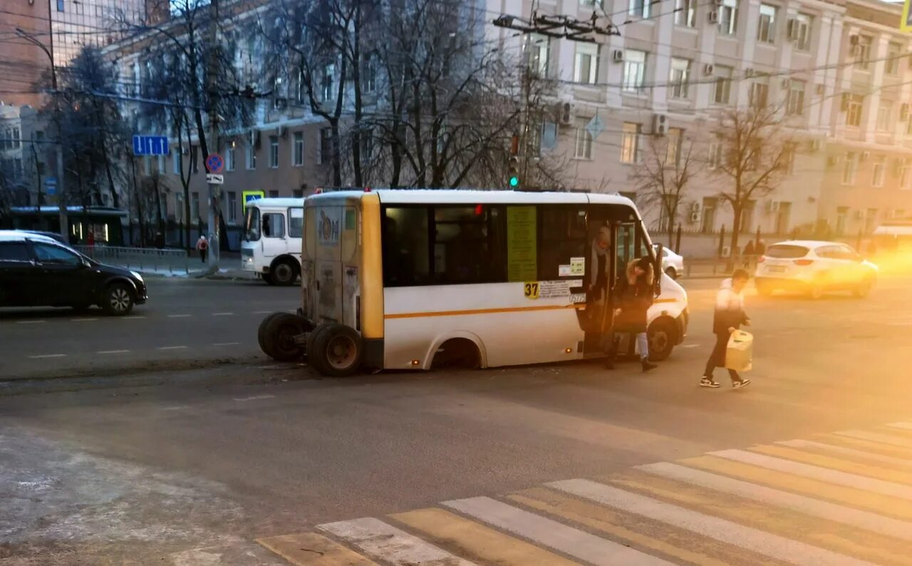 Маршрутки Воронеж. Маршрутка. Автобус на мосту. У маршрутки отлетели колеса. 37 маршрутка воронеж