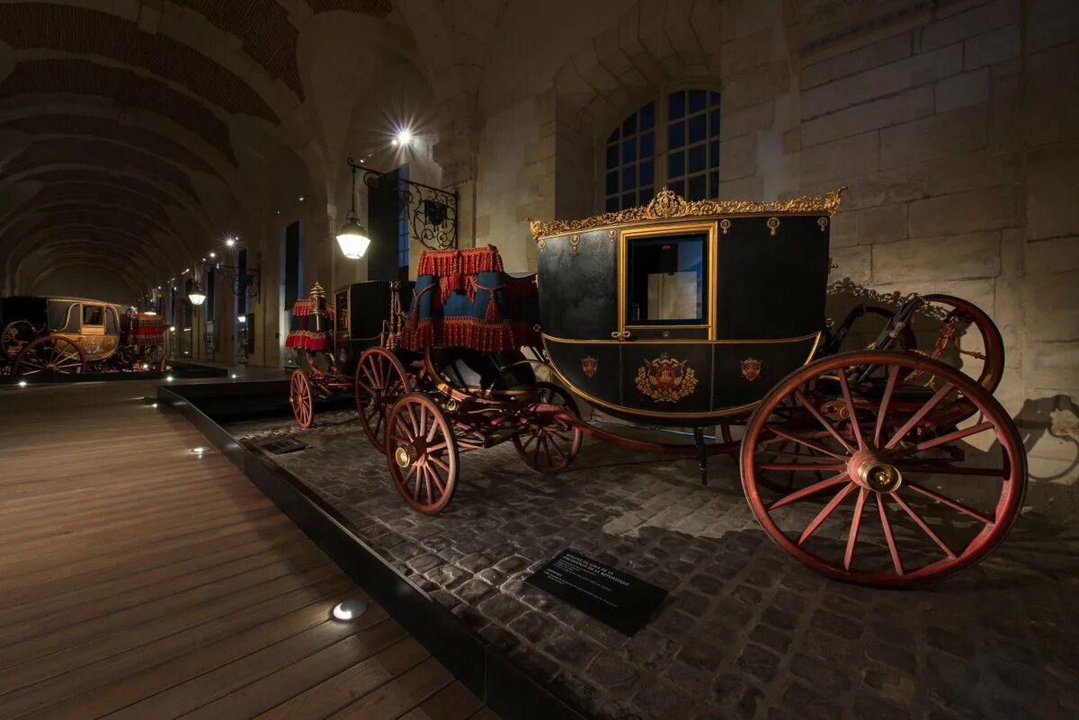 Карета сарабиа витторио. Средневековая карета. Карета 18 века кучер белая. Конный экипаж. Повозка с лошадью.