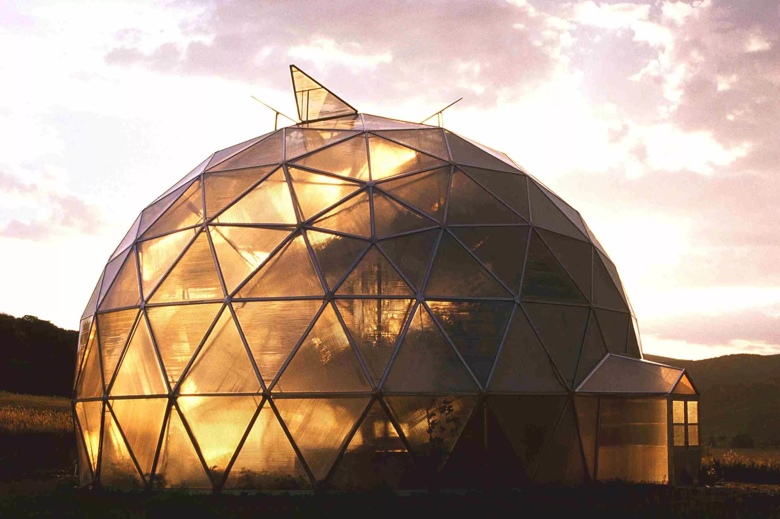 Экодом юрта. Купол в канберре австралия. В центре его построено невысокое куполообразное здание. Выставочный павильон оранжерея. В центре его построено невысокое куполообразное здание.