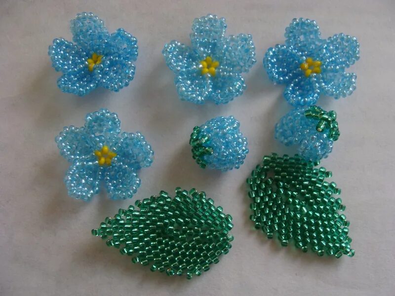 Незабудки бисером. Как собрать бисер. Красивые браслеты из бисера. Кхелька бисера. Рукоделие бисероплетение.