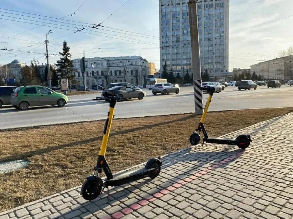 Электросамокаты Whoosh Омск. Городской электросамокат. Прокатный самокат. Самокаты на улице напрокат. Самокат whoosh прокат