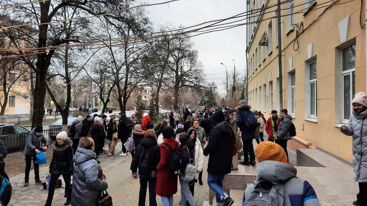 Новости волгограда школа. Эвакуация в школе. 'Dfrefwbz d IRJK. Минирование школ в Волгограде. Эвакуировали школу.