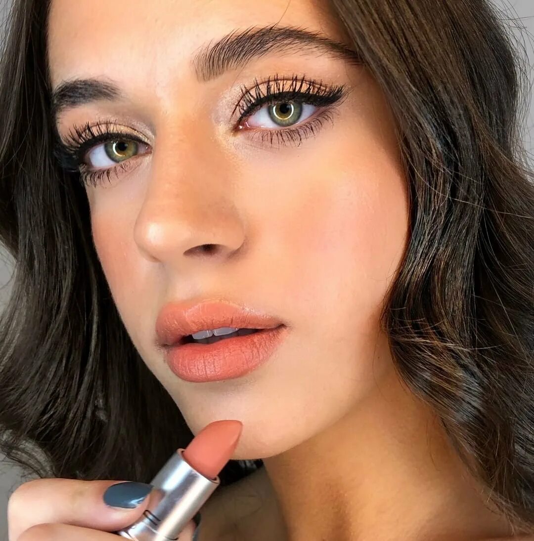 Какая помада в моде. Mac my tweedy lipstick. летние оттенки помад. инстаграмные оттенки помад. оттенки помад на моделях.