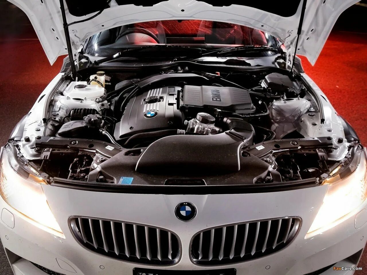 Открыть капот bmw. BMW z4 SDRIVE 3.5is. Открытый капот машины. Машина с открытым капотом. Авто под капотом.