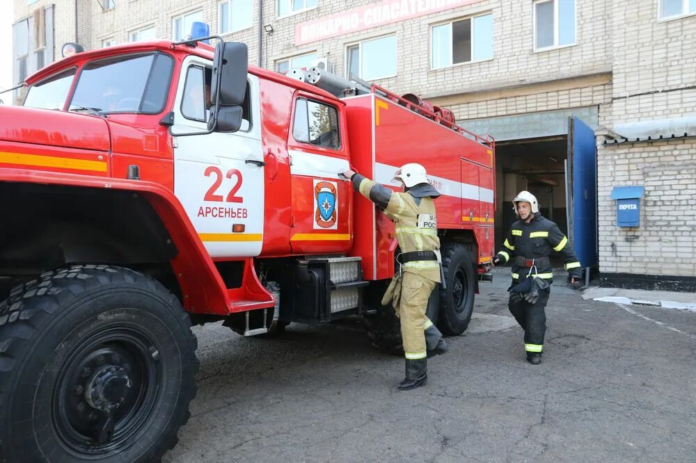 Сбор по пожарной тревоги. Пожарный выезд. Выезд пожарной машины. Выезд пожарной машины на пожар. МЧС на выезде.