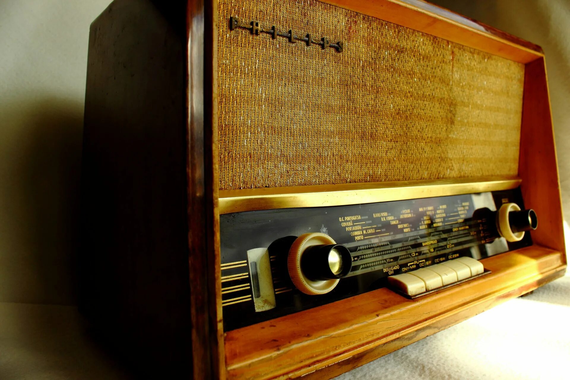 Старое радио послушаем. Радиола Люкс 2. Старый радиоприемник. Первый радиоприемник. Радиоприемник в интерьере.