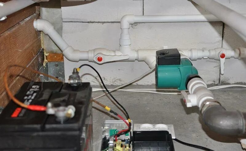 Соединение циркуляционного насоса. Монтаж насоса грундфос в систему отопления. Схема монтажа циркуляционного насоса в систему отопления. Насос циркуляционный для отопления открытая система отопления. Обвязка циркуляционного насоса системе отопления схема.