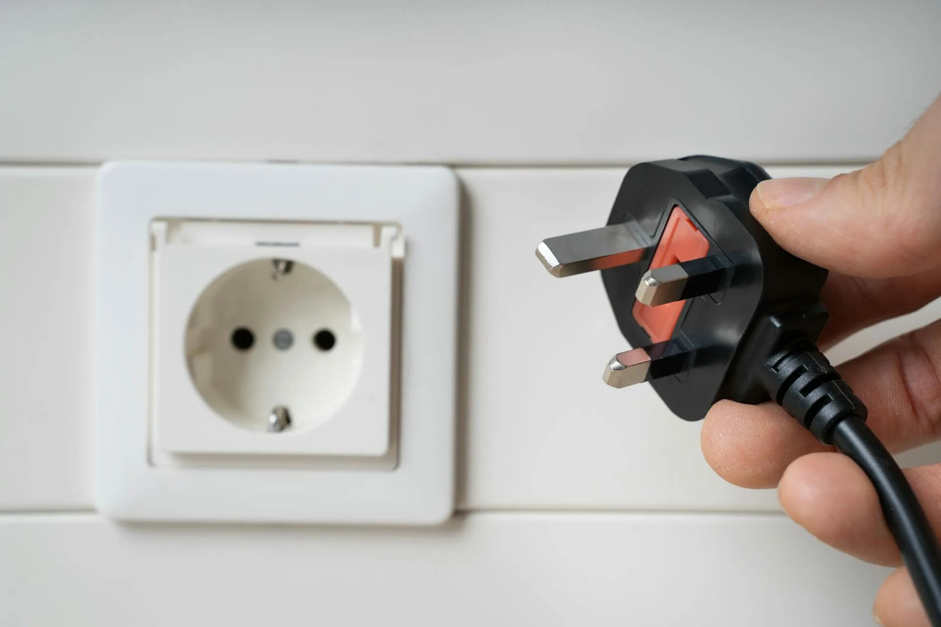 Plug in ac. Самый большой штепсель. outlet plug. plug in socket. штепсель фото электрика.