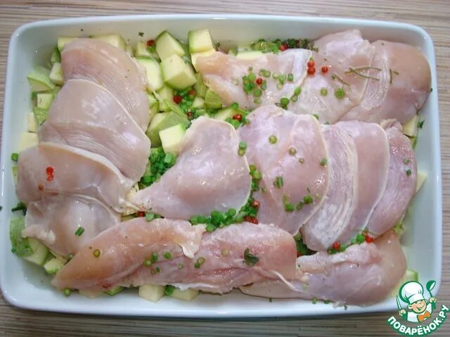 Пп кабачки. Куриное филе с кабачками в духовке. Кабачки с грудкой в духовке. Салат с кальмарами и горошком и яйцом. Куриная грудка с кабачками.