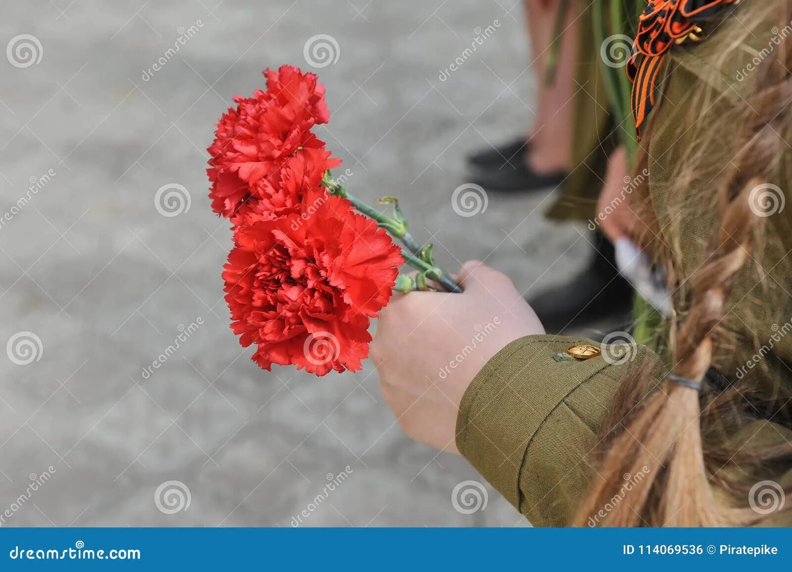 Гвоздика в руке. Дети с гвоздиками. День победы гвоздики. Человек держит гвоздику. Букет "мальчик".